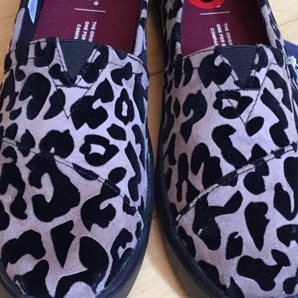 Tom’s loafers, slip on shoes. Black flocked leopard print, women’s size 6. NWT - Picture 15 of 16